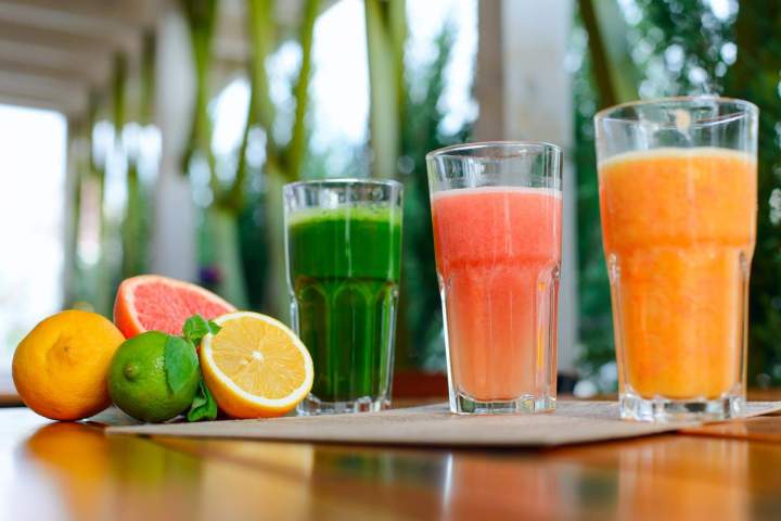 Jus frais préparés à partir de fruits de saison